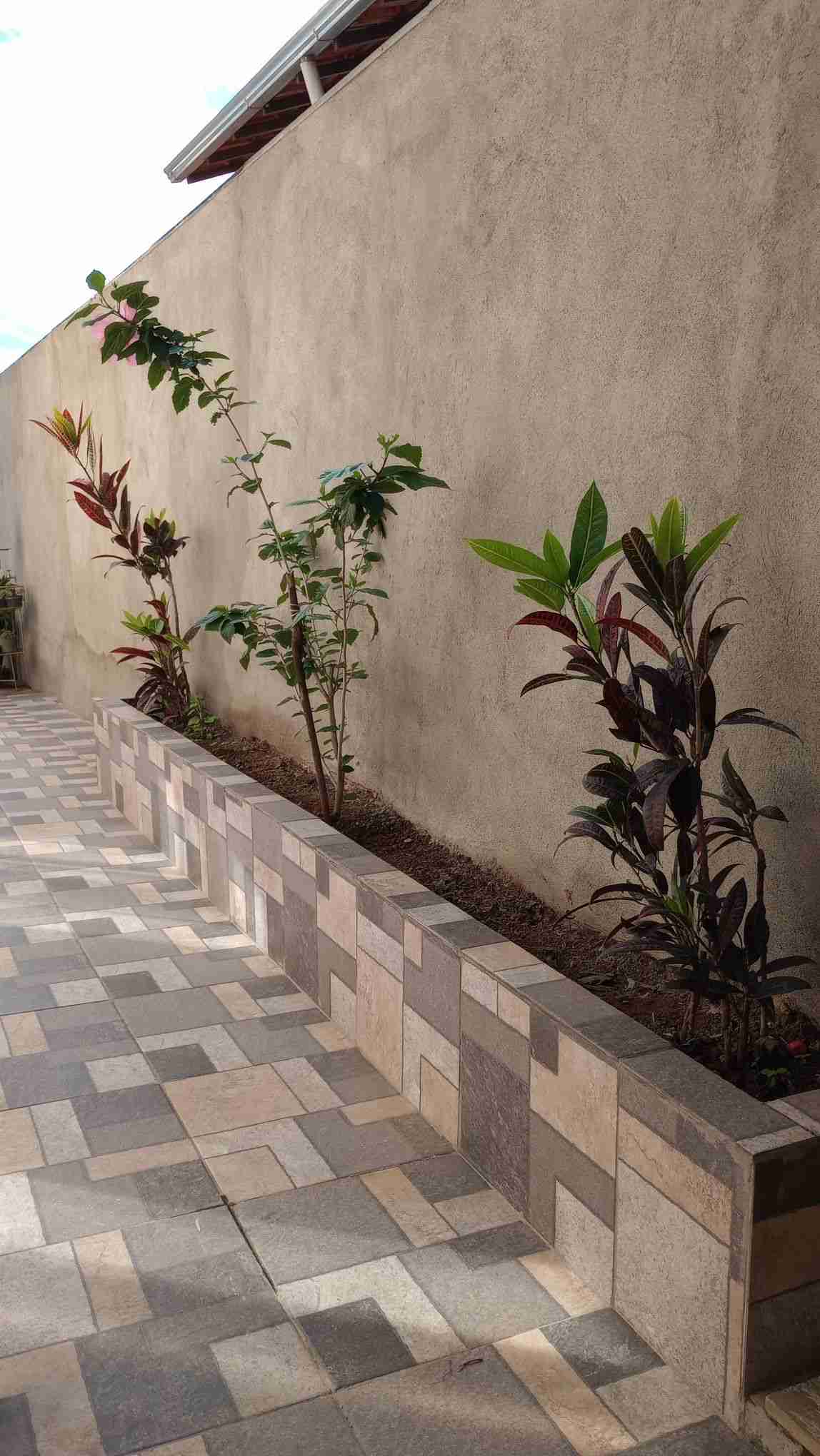 Gạch thẻ ốp bồn hoa