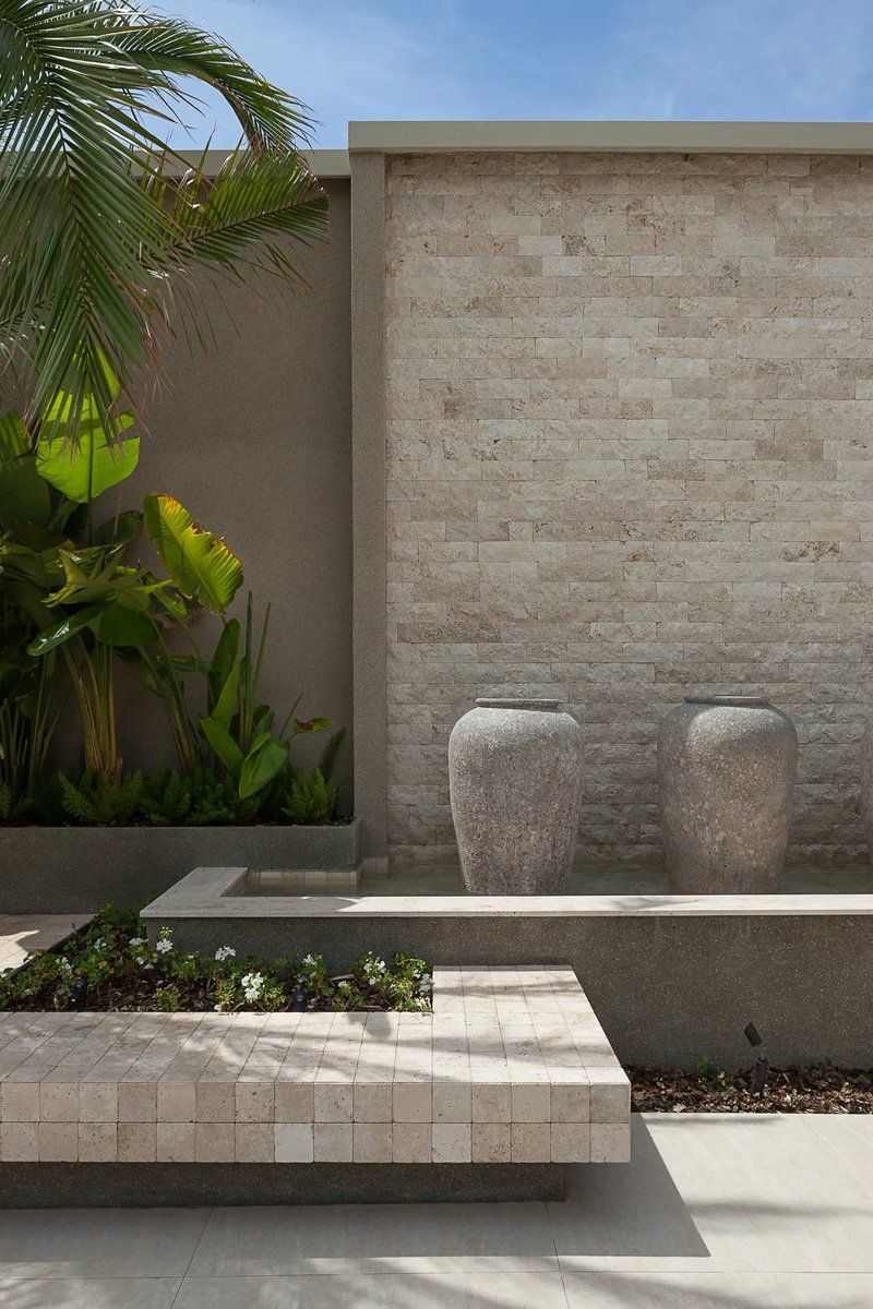 Gạch thẻ và gạch mosaic của Mivia dùng để ốp bồn hoa